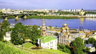 Нижний Новгород-вид на церковь и реку летом