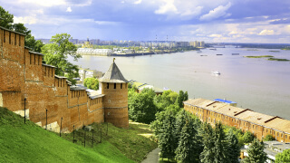 Нижний Новгород-стена кремля летом