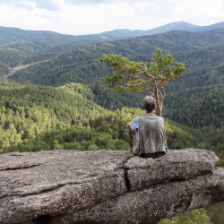 Алтай – мужчина сидит на скале
