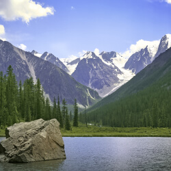 Камень в озере и горы