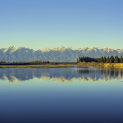 Аршан-Саянские горы на озере