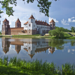 Мирский-замок за рекой лето