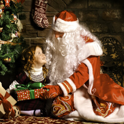 Дед Мороз с девочкой у елки