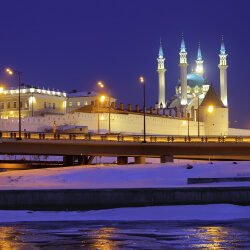 Кремль-ночная зимняя панорама на мечеть с реки