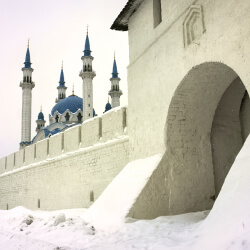 Белокаменные ворота и мечеть зимой