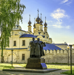 Памятник Петру и Февронии