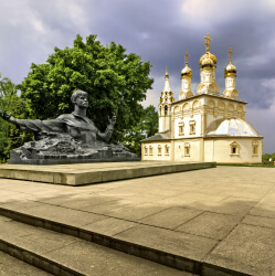 Памятник Есенину и храм