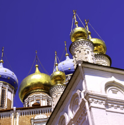 Церковь и Кремль