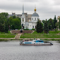 Набережная летом